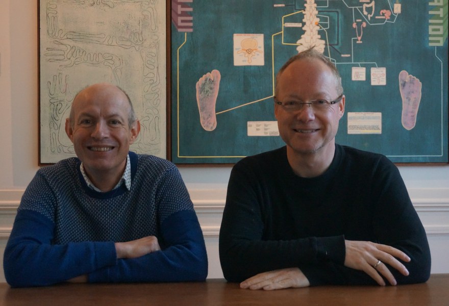Een foto van een lachende Bart en Roeland voor een werk van Jonathan Marshall